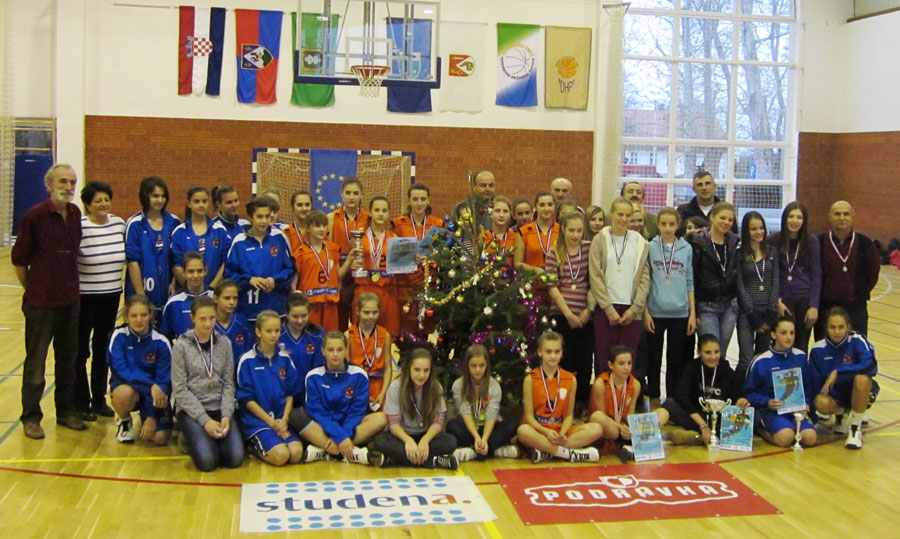 Zajednička fotografija svih sudionica turnira u Goli // Foto: ŽKK DHP