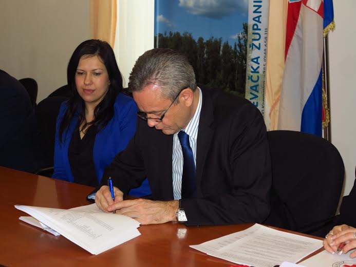 Župan Darko Koren potpisuje ugovor // Foto: www.kckzz.hr