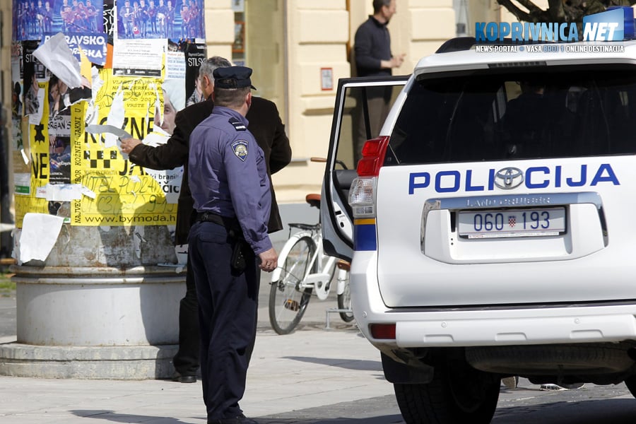 Policijski službenici uklanjaju sporni plakat na Jelačićevom trgu // foto: Koprivnica.net
