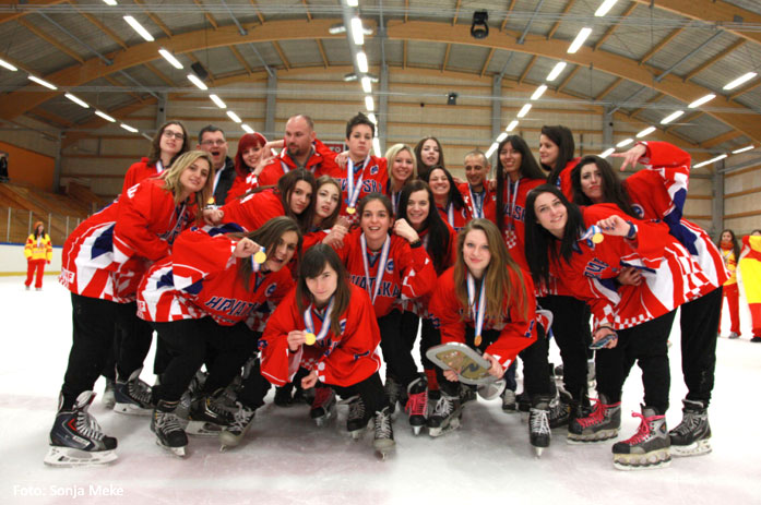 Hrvatske hokejašice sa zlatnim medaljama // Foto: Sonja Meke