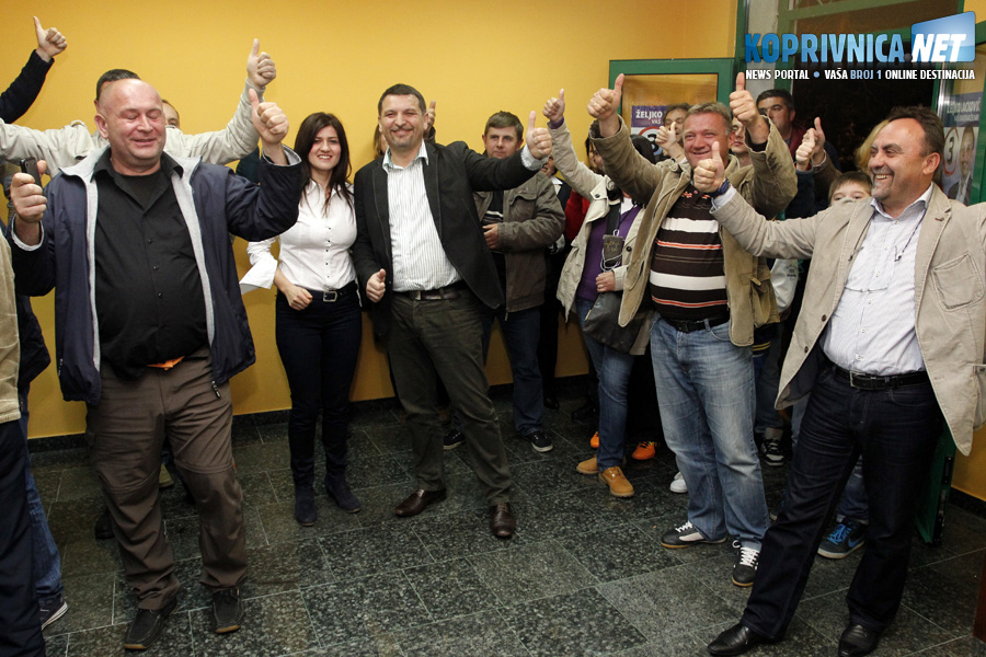 Željko Lacković sa suradnicima u trenucima slavlja nakon pobjede na izborima u Đurđevcu // Foto: Arhiva