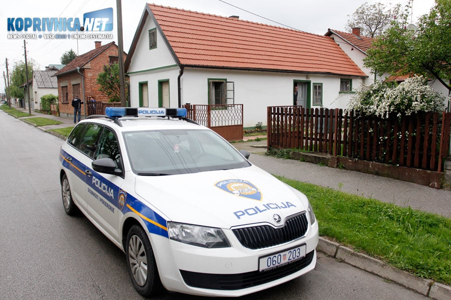 Policija ispred kuće u Dubovcu // Foto: Koprivnica.net