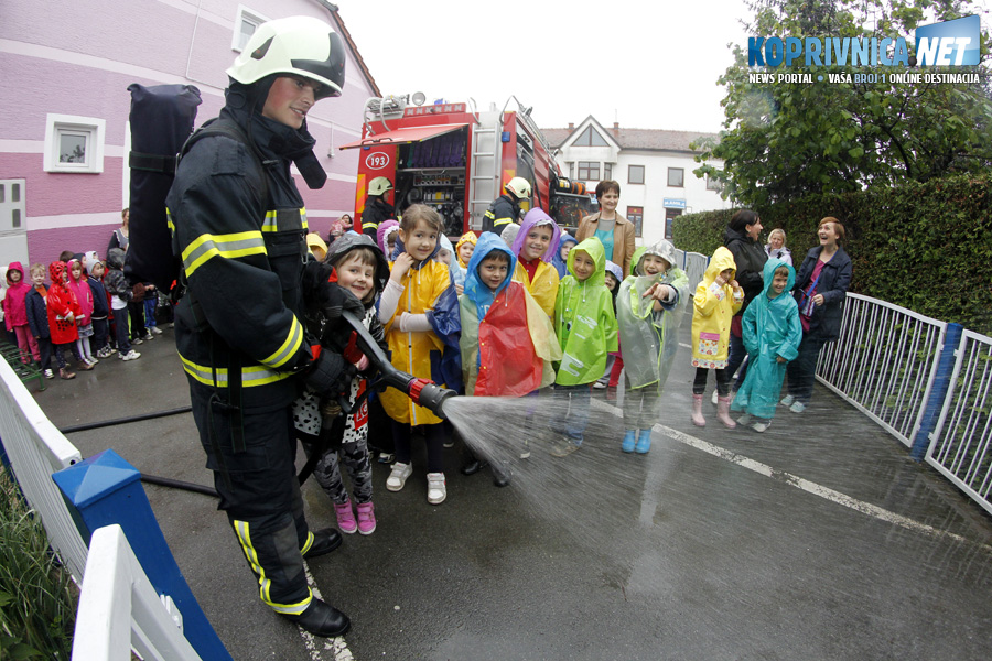 Mališani su sa zanimanjem razgledali vatrogasnu opremu // Foto: Koprivnica.net