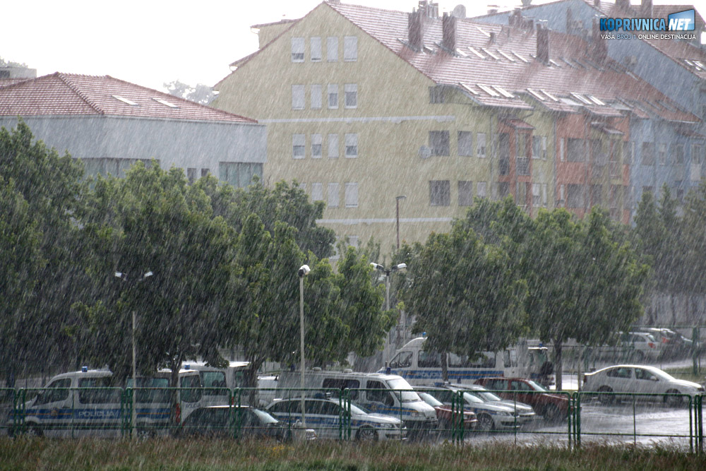 Kiša i tuča na Trgu Eugena Kumičića // foto: Mario Kos