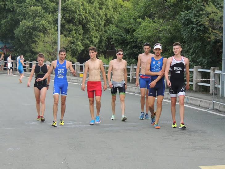 Denis Pleše s ostalim triatloncima nakon utrke