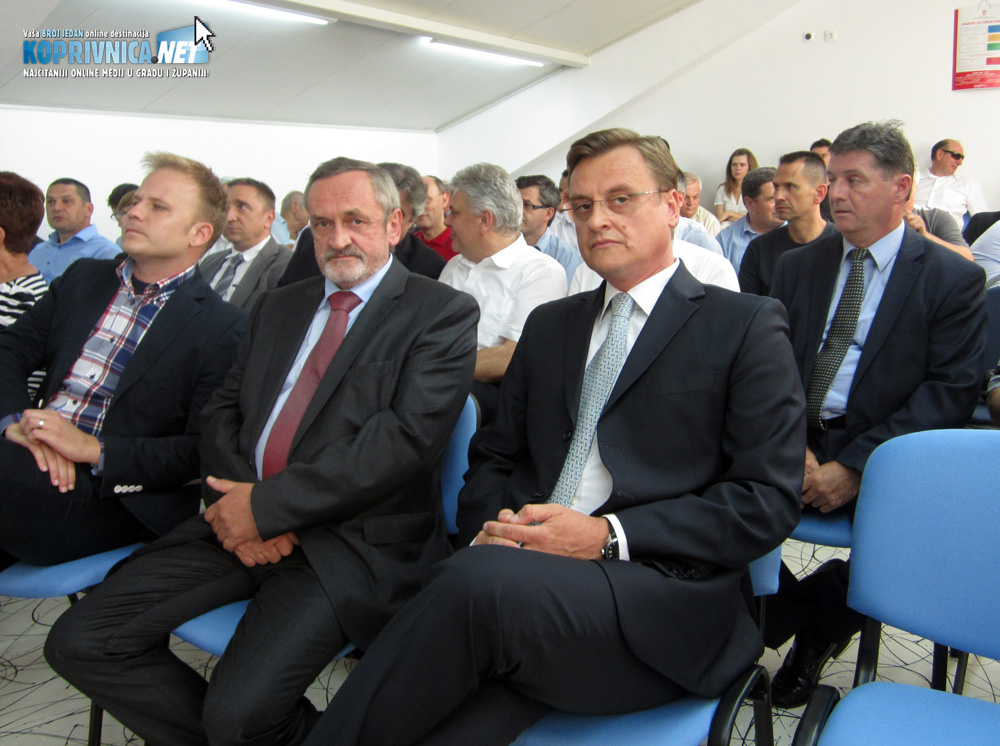 Hrvoje Kolarić (u prvom redu desno) zajedno s Upravom igrače je 'udario' po džepu // Foto: Koprivnica.net