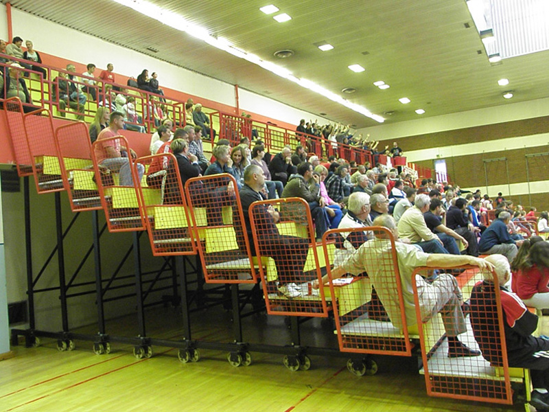 Publika u Sportskoj dvorani Srednje škole // Foto: RK Podravka
