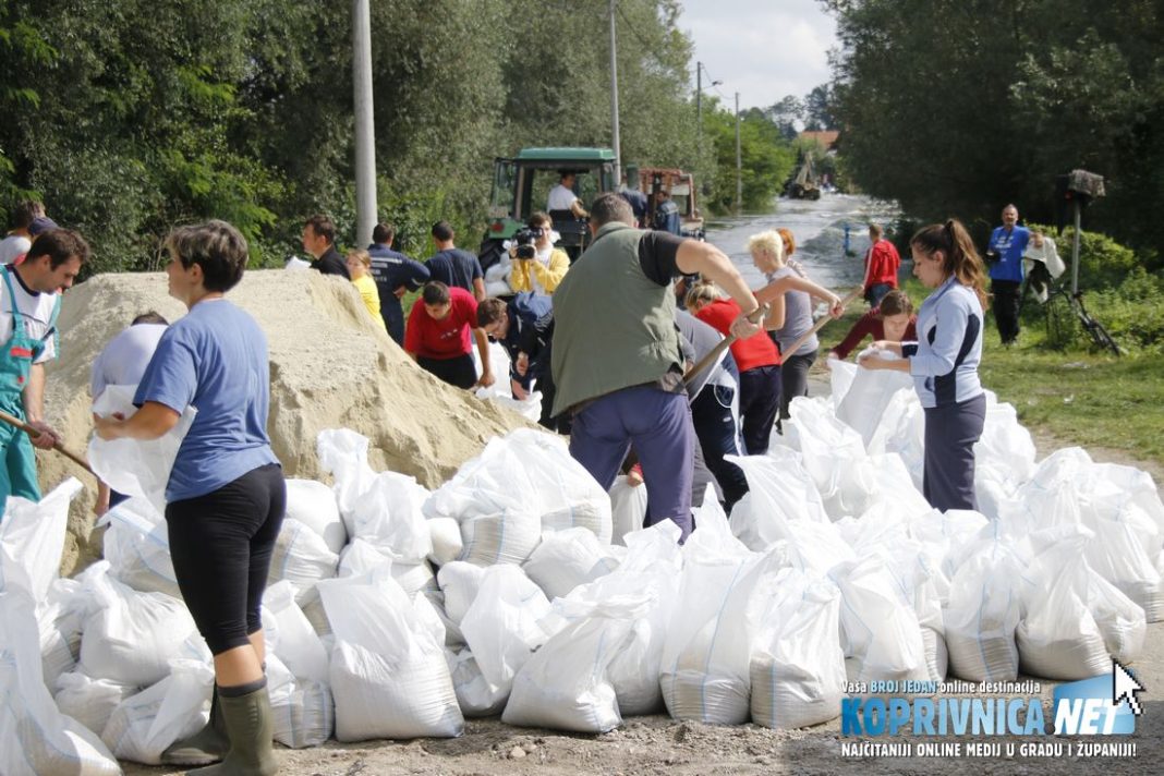 Mještani i vatrogasci pune vreće s pijeskom u Drnju // Foto: Koprivnica.net