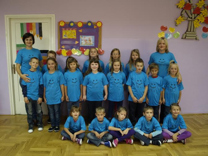 Učenici Područne škole Gotalovo i njihove učiteljice u majicama za "Djecu leptire"