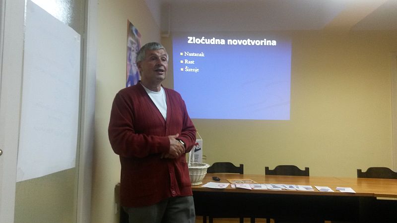 Dr. Dragutin Šnajdar na predavanju // Foto: HNS