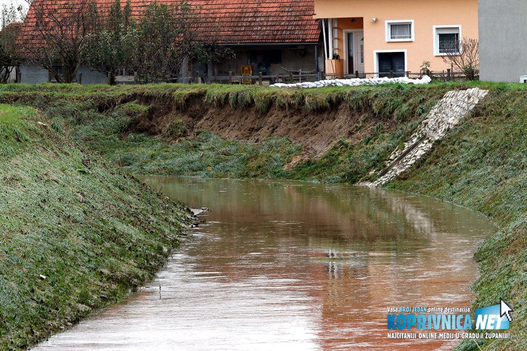 Zavoj potoka Koprivnica kod Potočne ulice, vidljivo je oštećenje nakon jučerašnje bujice // foto: Mario Kos