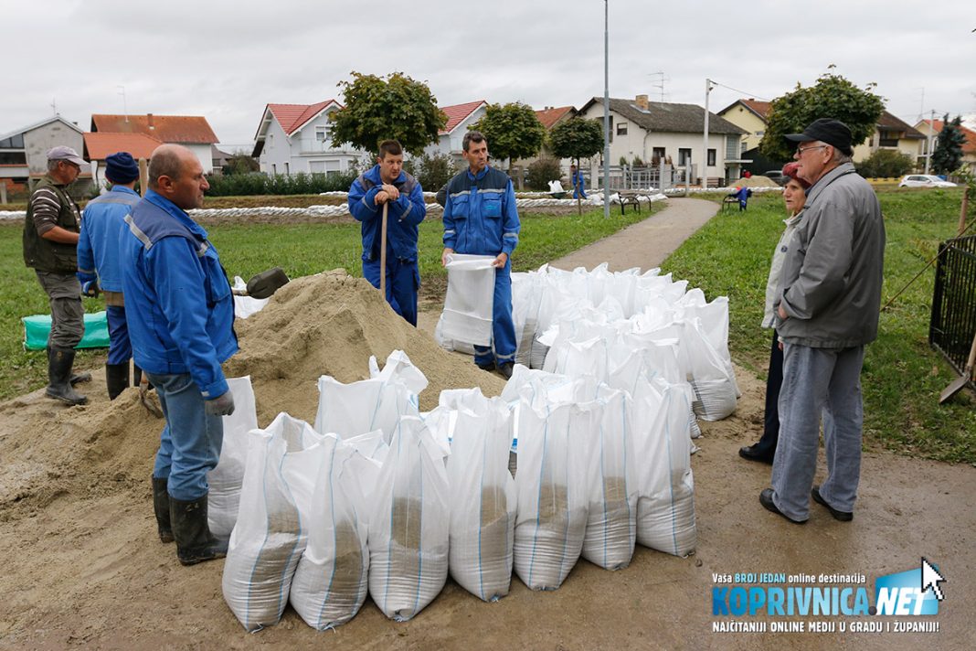 Priprema veća s pijeskom za zečje nasipe na potoku Koprivnica // Foto: Mario Kos