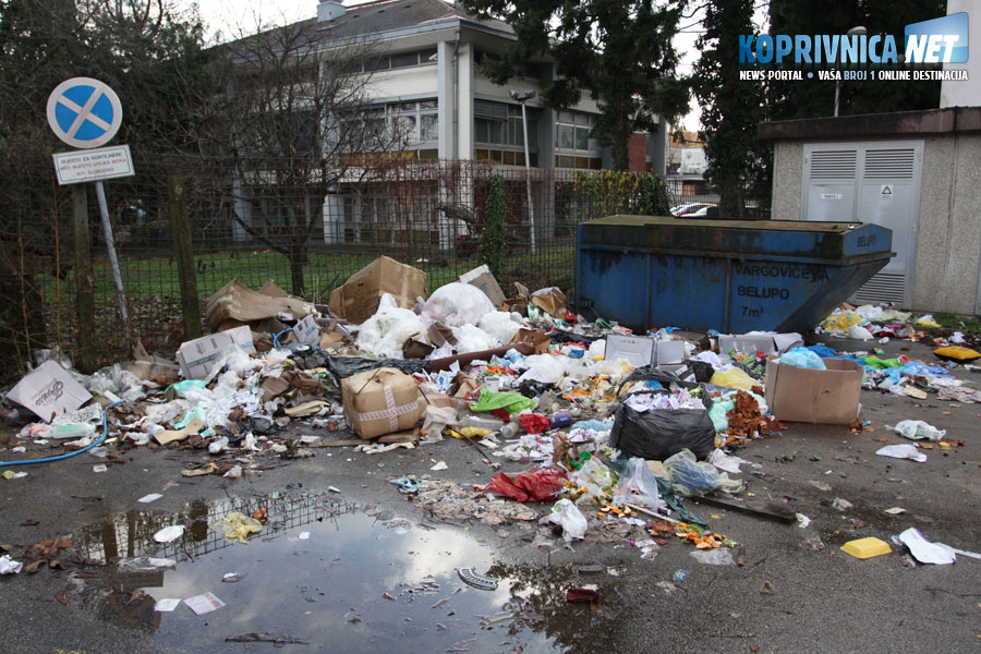 Razbacano smeće na parkiralištu u Vargovićevoj // Foto: Koprivnica.net