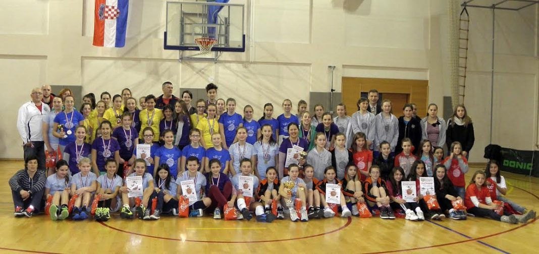 Zajednička fotografija sudionika košarkaškog turnira Vrapčići // Foto: ŽKK Koprivnica