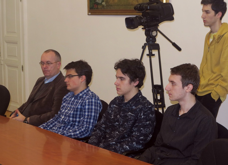 Koprivnički gimnazijalci s ravnateljem Robotićem na prijamu u županiji // Foto: www.kckzz.hr