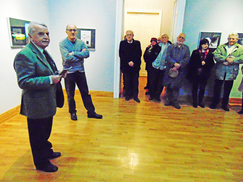 Predsjednik Udruge Gekoma Ivan Ferenčak govori na otvorenju izložbe u Galeriji Koprivnica