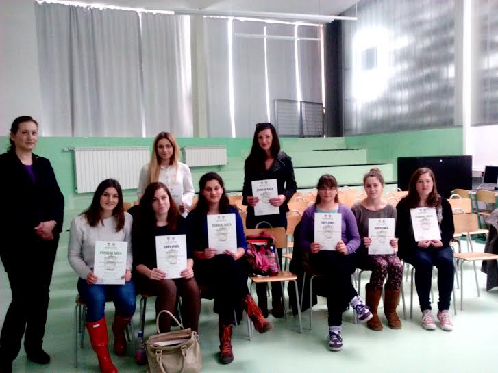 Učenice križevačke i koprivničke gimnazije sa svojim mentoricama // Foto: Gimnazija "Fran Galović"
