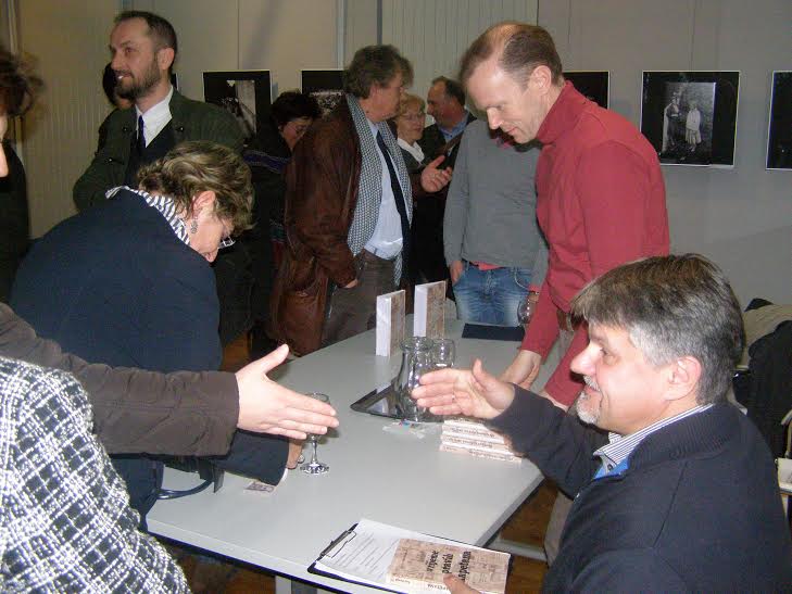 Darko Pero Pernjak (desno) nakon promocije knjige u Galeriji Koprivnica