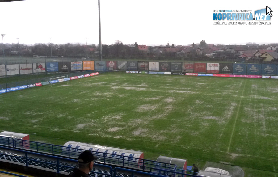 Ovako je izgledao glavni teren Gradskog stadiona u Koprivnici nakon kratkotrajnog pljuska // Foto: Koprivnica.net