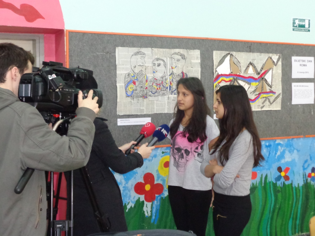 Učenice Tamara i Romana Oršoš na otvorenju izložbe "Đelem, Đelem" u Osnovnoj školi "Fran Koncelak" u Drnju