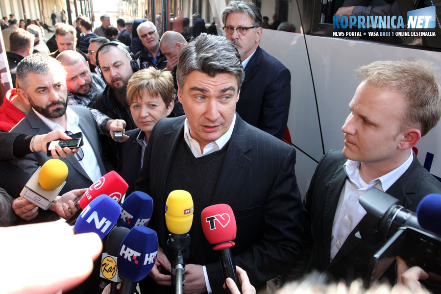 Premijer Zoran Milanović daje izjavu novinarima na koprivničkom kolodvoru // Foto: Koprivnica.net