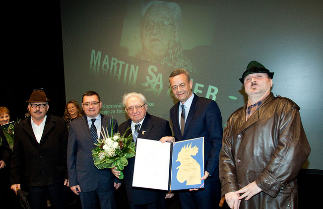 Damir Felak i Darko Koren s Martinom Sagnerom kojem su dobivanje nagrade za životno djelo uveličali Cinober i Presvetli // Foto: www.kckzz.hr