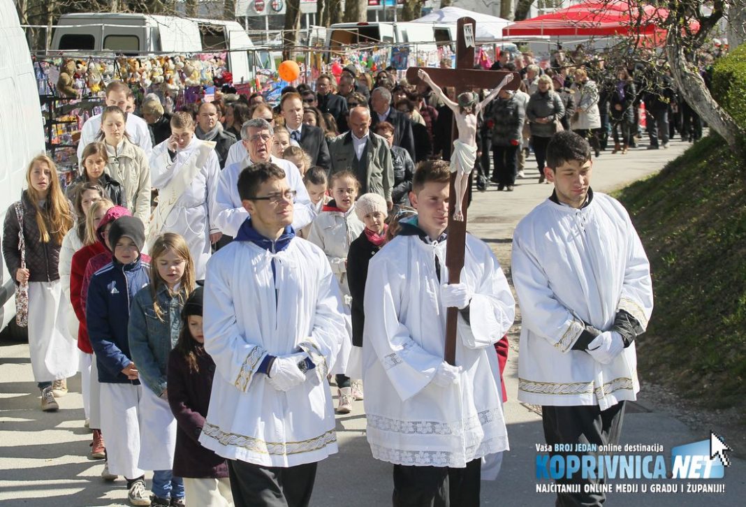 U procesiji od kapelice svetog Jožefa do župne crkve sudjelovalo mnoštvo vjernika // foto: Marijan Sušenj