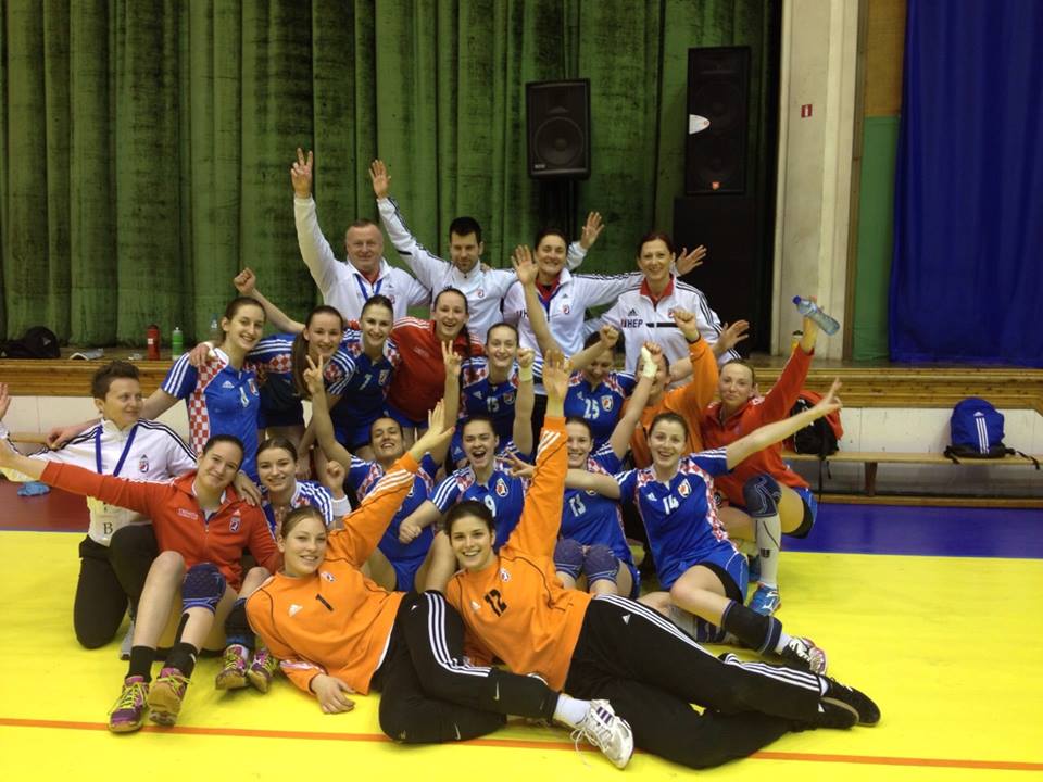 Hrvatska ženska rukometna juniorska reprezentacija nakon trijumfa na kvalifikacijama u Bugarskoj // Foto: Facebook