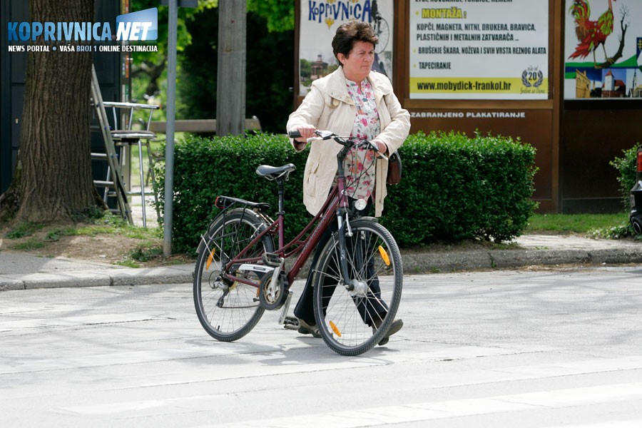 Ova gospođa preko pješačkog prijelaza prošla je na ispravan način // Foto: Koprivnica.net