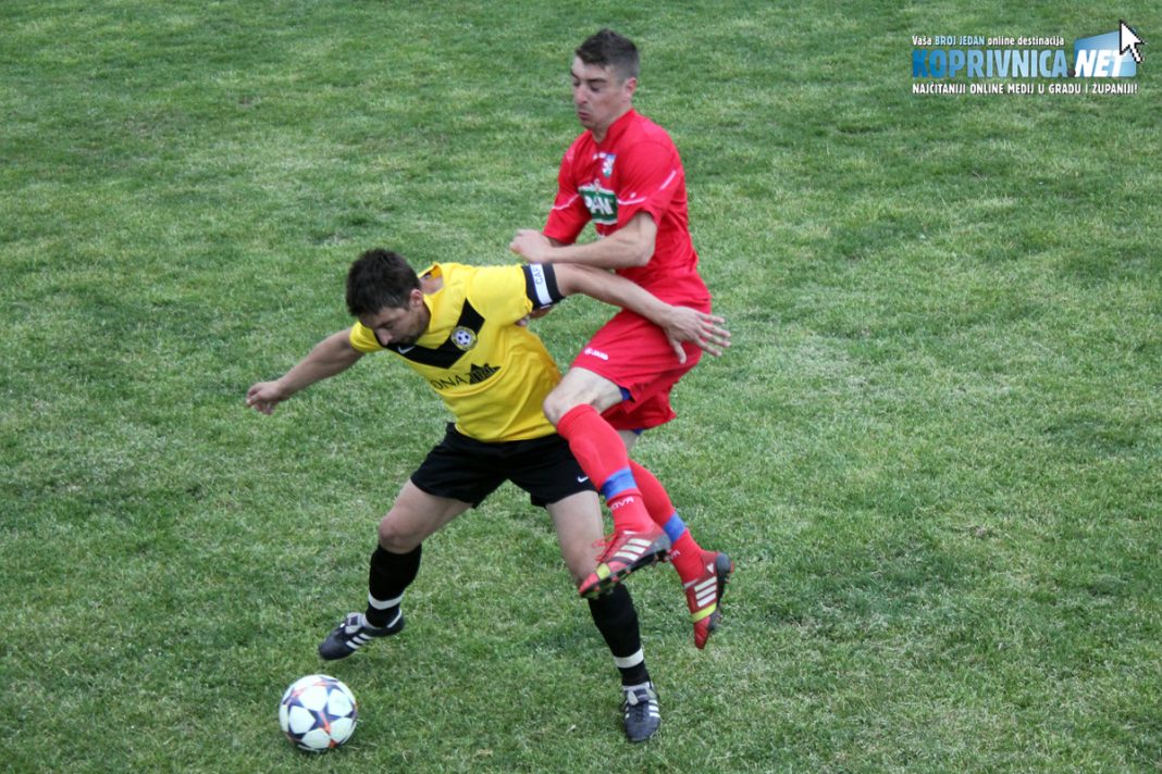 Nakon ovog starta Danijel Radiček (lijevo) morao je zbog ozljede napustiti teren, dok je Hrvoje Bači (desno) kažnjen žutim kartonom // Foto: Koprivnica.net