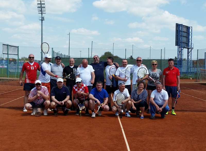 Zajednička fotografija tenisača rekreativaca iz Koprivnice i Nagykanizse // Foto: TK Koprivnica