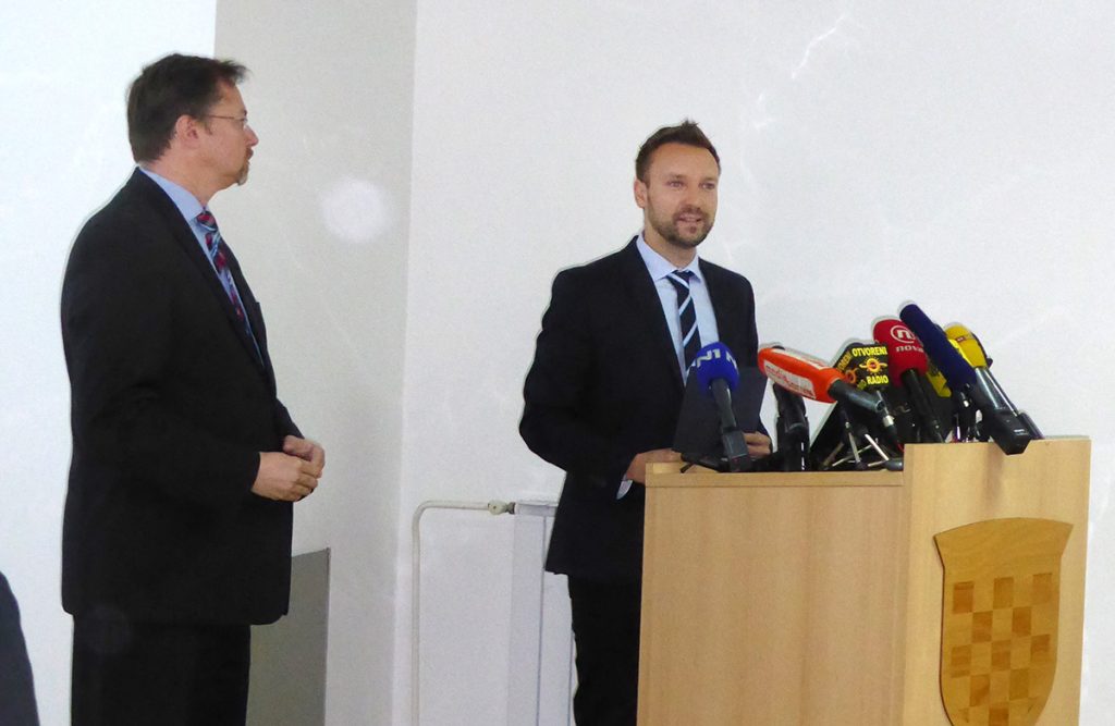 Dr. Igor Žabić ministru prim. Siniši Vargi zahvalio je na priznanju // Ministarstvo zdravlja