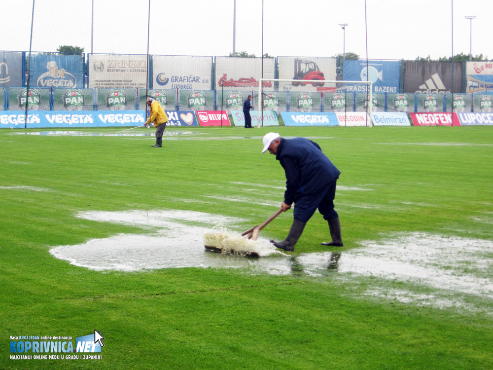 Radnici na Gradskom stadionu uklanjaju vodu s terena // Foto: Koprivnica.net