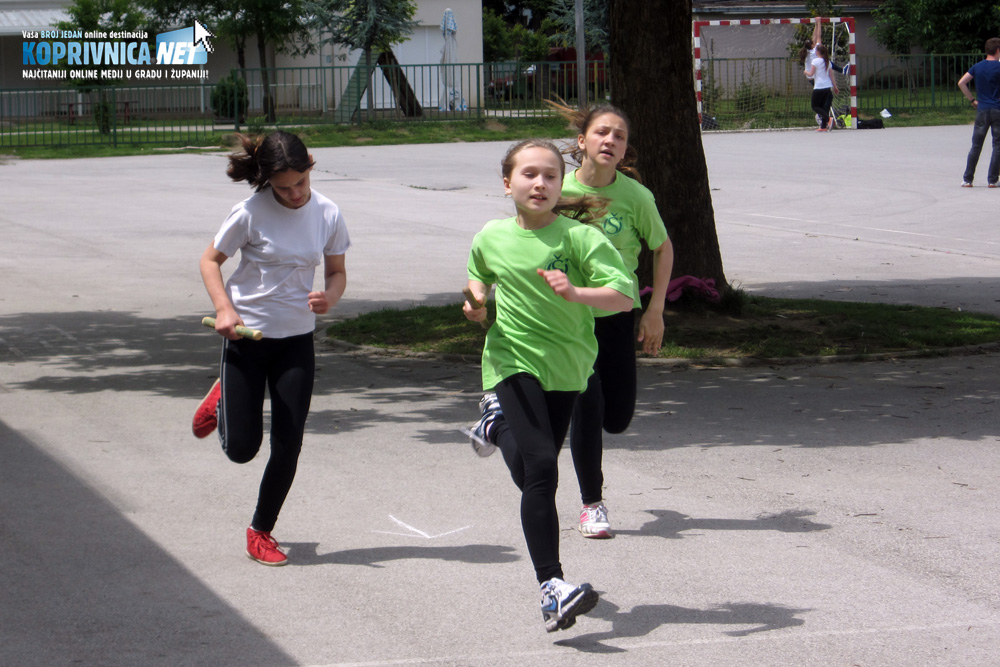 Učenice koprivničke Osnovne škole 'Đuro Ester' trčale su štafetu u sklopu Dana sporta // Foto: Koprivnica.net