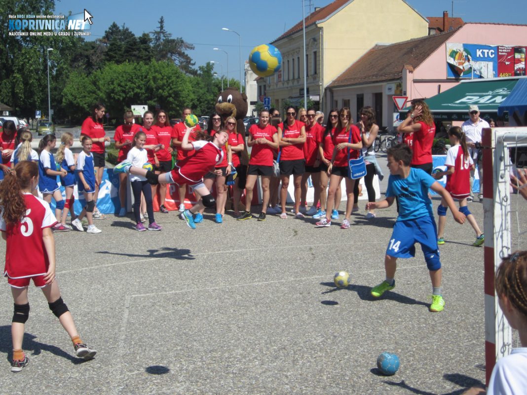 Hrvatske rukometašice na Zrinskom trgu su podržale mlade rukometašice i rukometaše koji su se natjecali u street handballu // Foto: Koprivnica.net