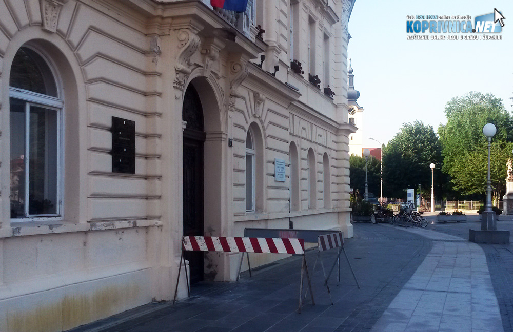 Glavni ulaz u Gradsku vijećnicu zatvoren je nakon incidenta // Foto: Koprivnica.net