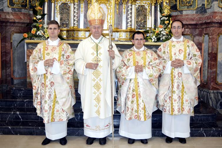 Biskup Mrzljak s novim svećenicima // Foto: Varaždinska biskupija