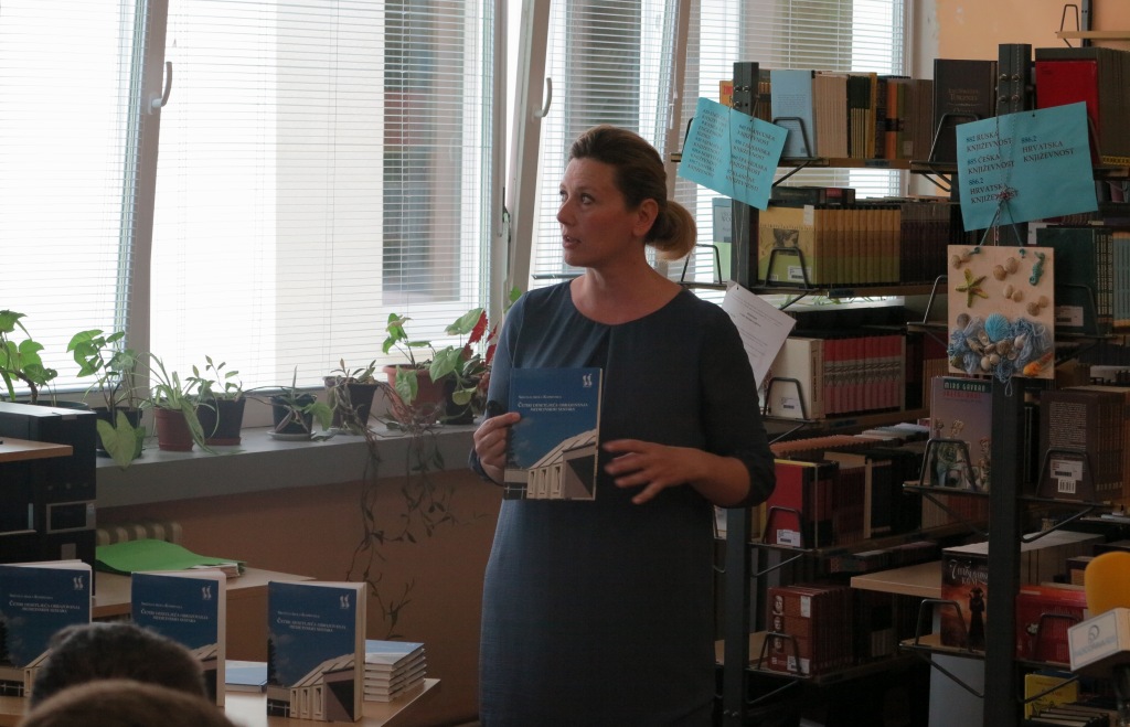 Knjigu je predstavila Ksenija Ostriž, ravnateljica Srednje škole Koprivnica // Foto: www.kckzz.hr