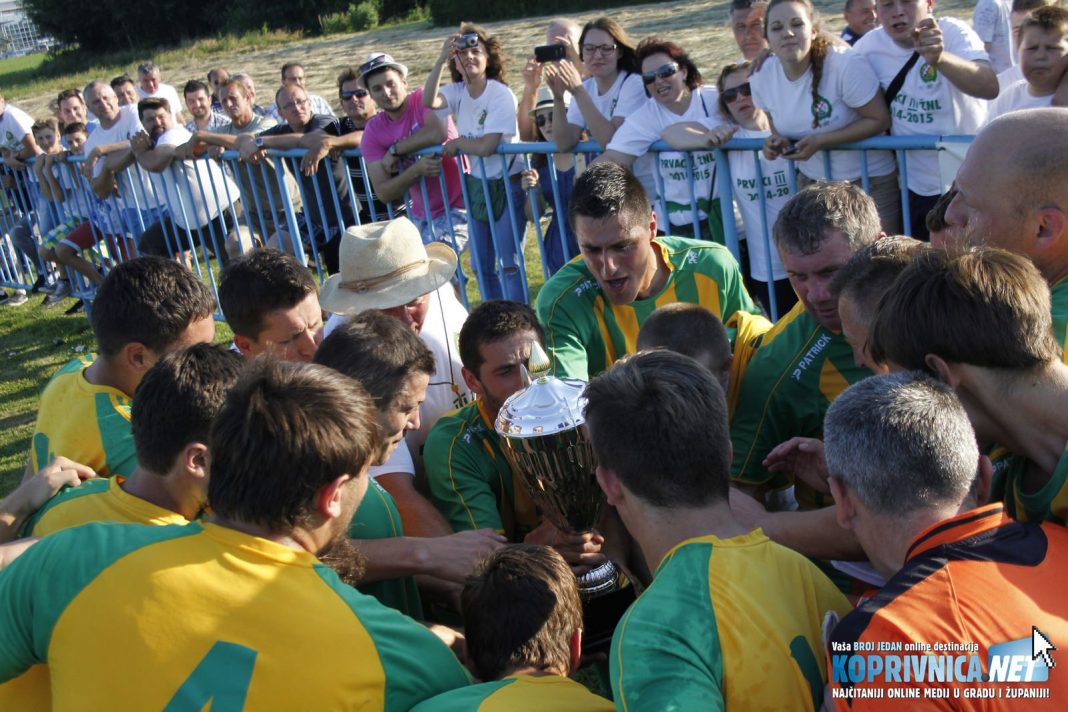 Veliko slavlje hlebinskih nogometaša nakon pobjede protiv Gornje Rijeke // Foto: Zvonimir Markač