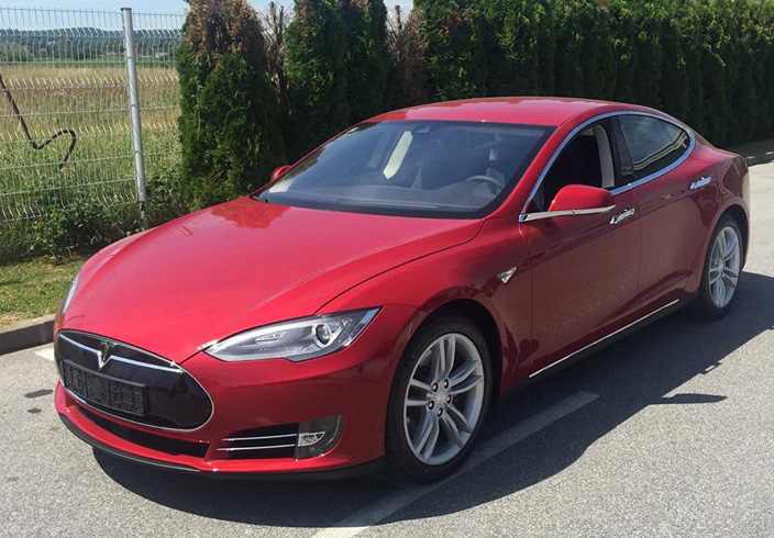 Crvena Tesla S od subote je u Koprivnici // Foto: Facebook