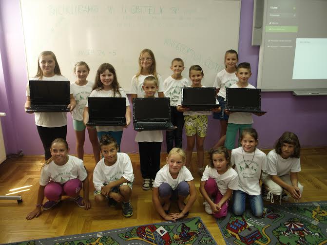 Gotalovečki učenici s prijenosnim računalima // Foto: PŠ Gotalovo