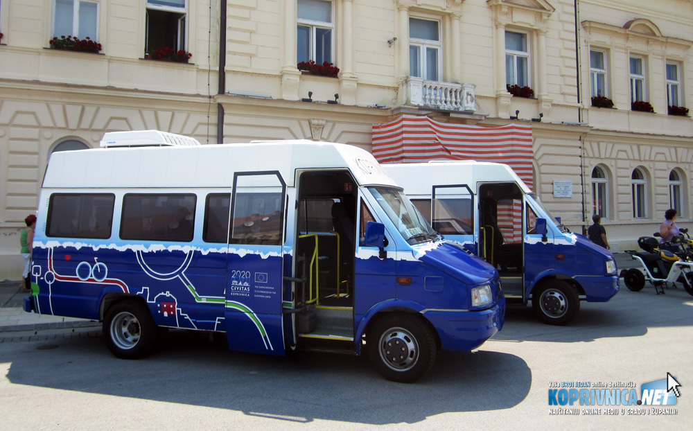 Električni mini autobusi prije prve probne vožnje ispred Gradske vijećnice // Foto: Koprivnica.net