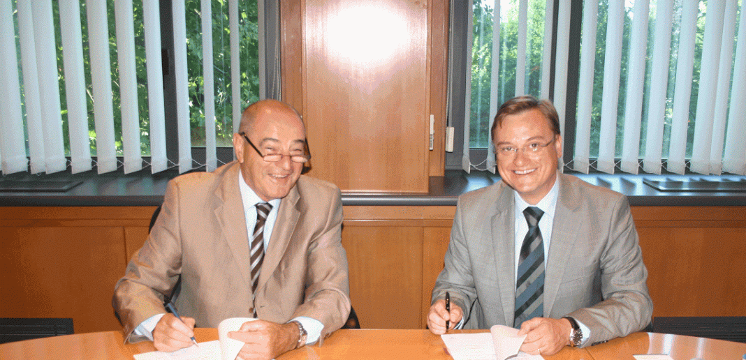 Glavni direktor Tehnike Filip Filipec i predsjednik Uprave Belupa Hrvoje Kolarić prilikom potpisivanja ugovora // Foto: Belupo