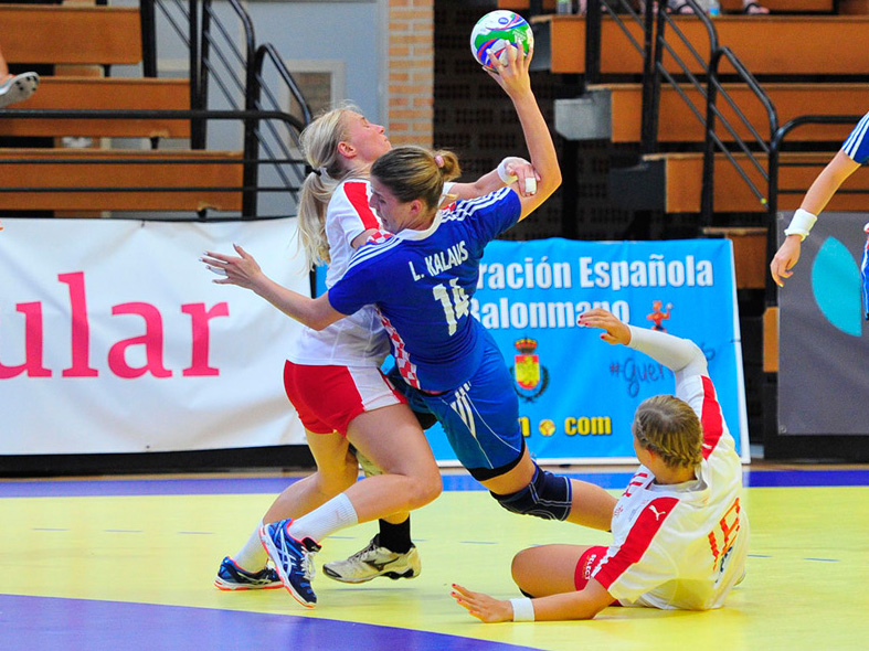 Larissa Kalaus na utakmici s Danskom // Foto: EHF
