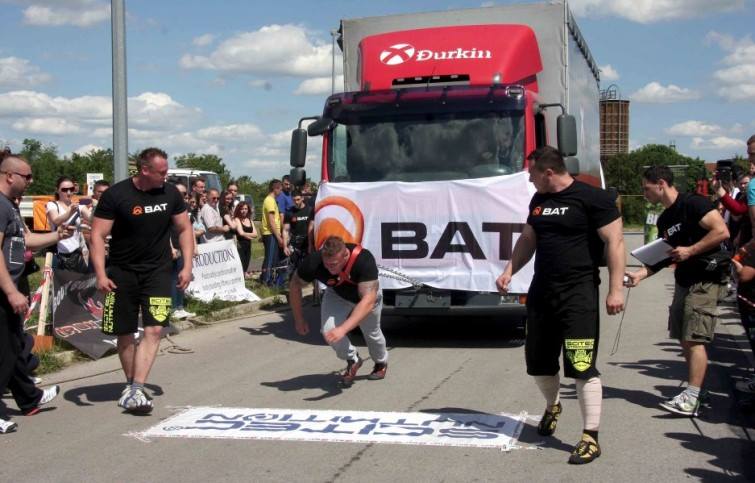 Milan Popović vuče kamion na jednom od ranijih 'Strongman' natjecanja // Foto: Privatna arhiva