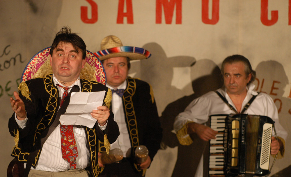 Predstava Skupština kajkavska je satirična komedija smještena u selo Črevo // Kerekesh Teatar