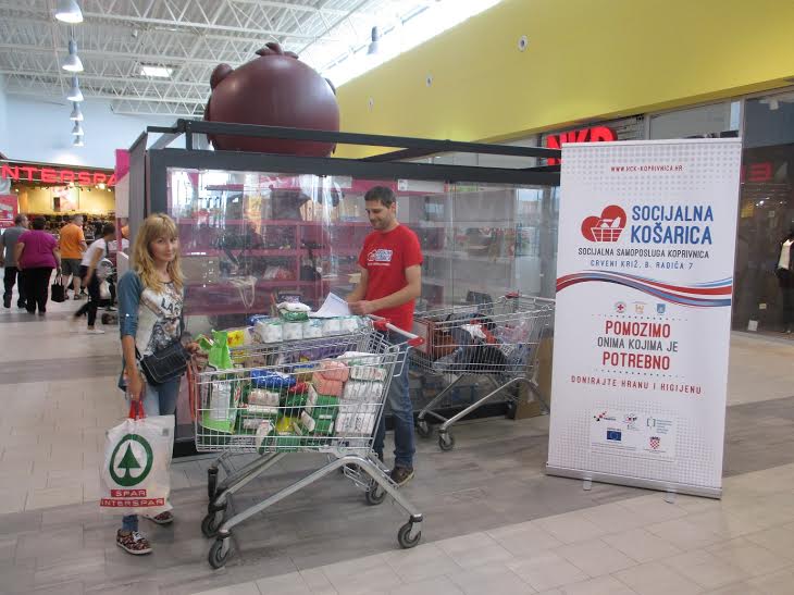 Detalj s akcije prikupljanja namirnica u Trgovačkom centru Koprivnica