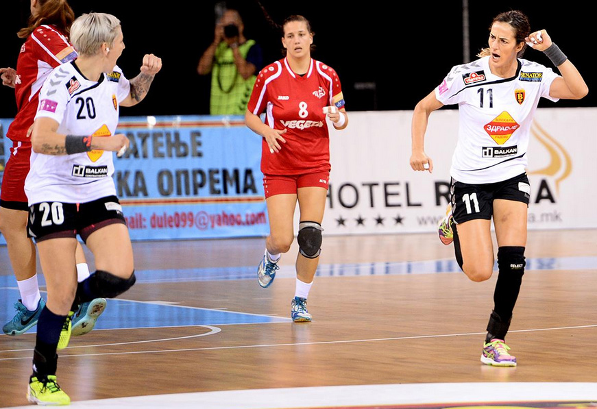 Anja Althaus i Sanja Damnjanović slave pogodak protiv Podravke, u pozadini je Selena Milošević // Foto: www.sportmedia.mk