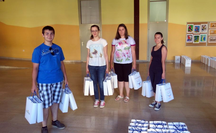Studenti stipendisti pomažu u podjeli kompleta bilježnica // Foto: www.koprivnica.hr