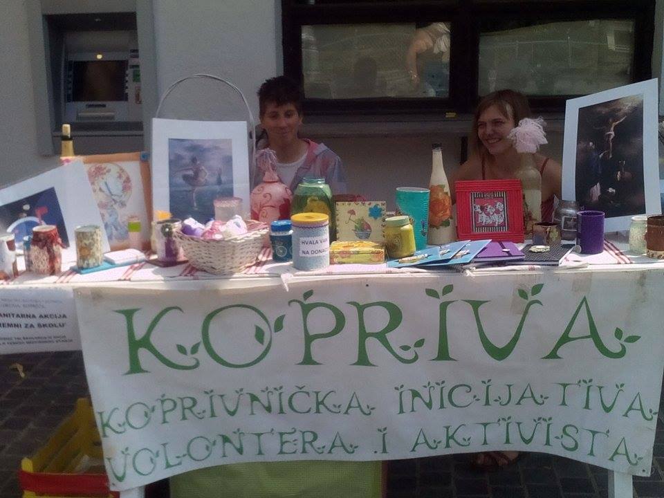 Volonteri Udruge Kopriva ispred koprivničke tržnice prodaju rukotvorine // Foto: Facebook